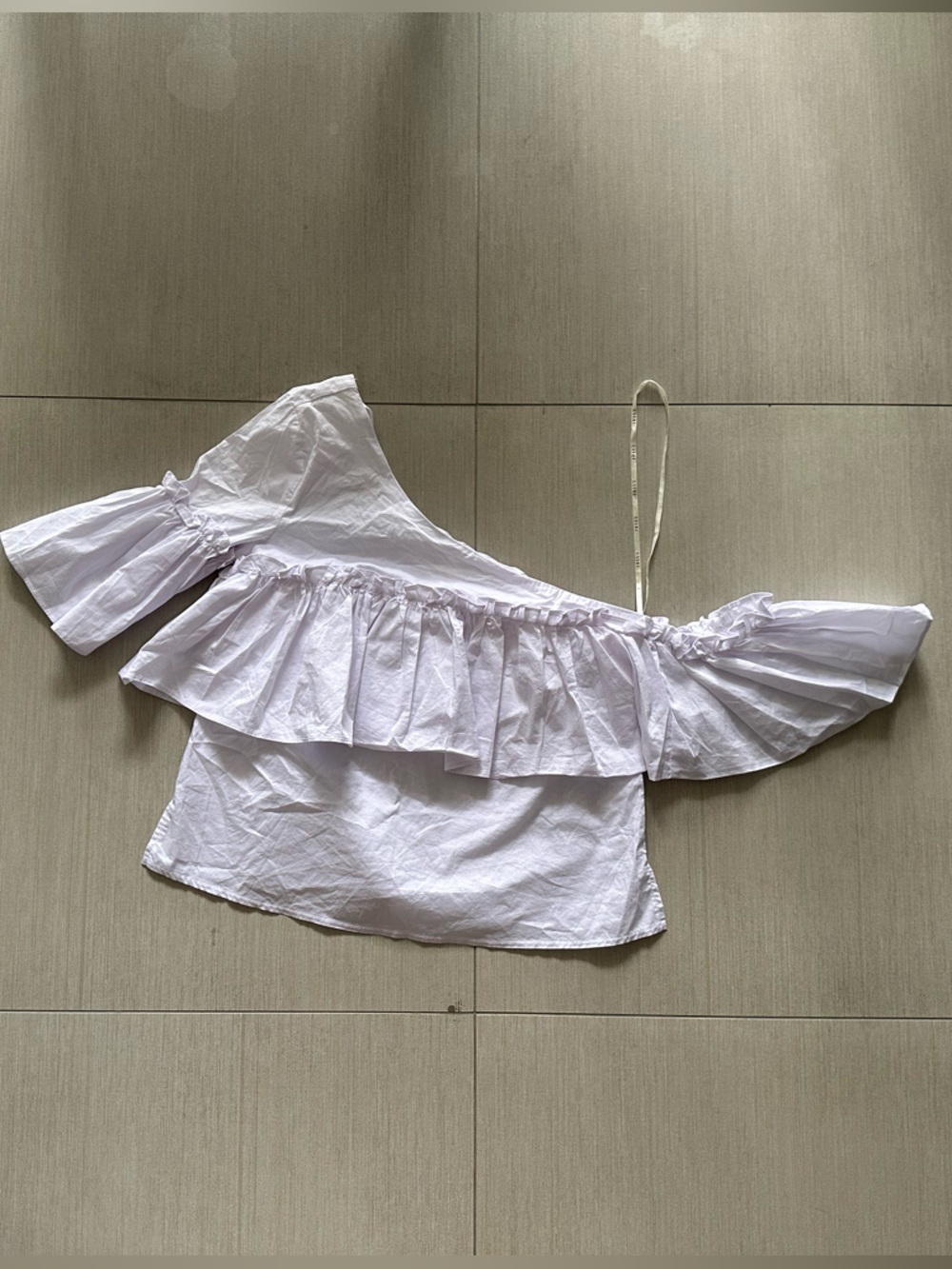 essue White Ruffled top
